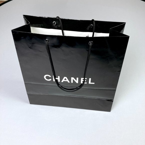 CHANEL Paper Shopping Gift Bag - Medium - Picture 2 of 7